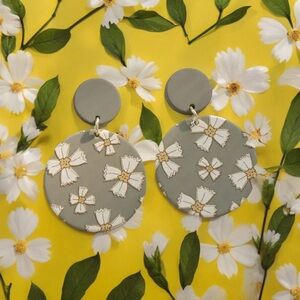 Adorable Elegant‎ Classic Grey Round Shape White Flower Dangle Acrylic Earrings